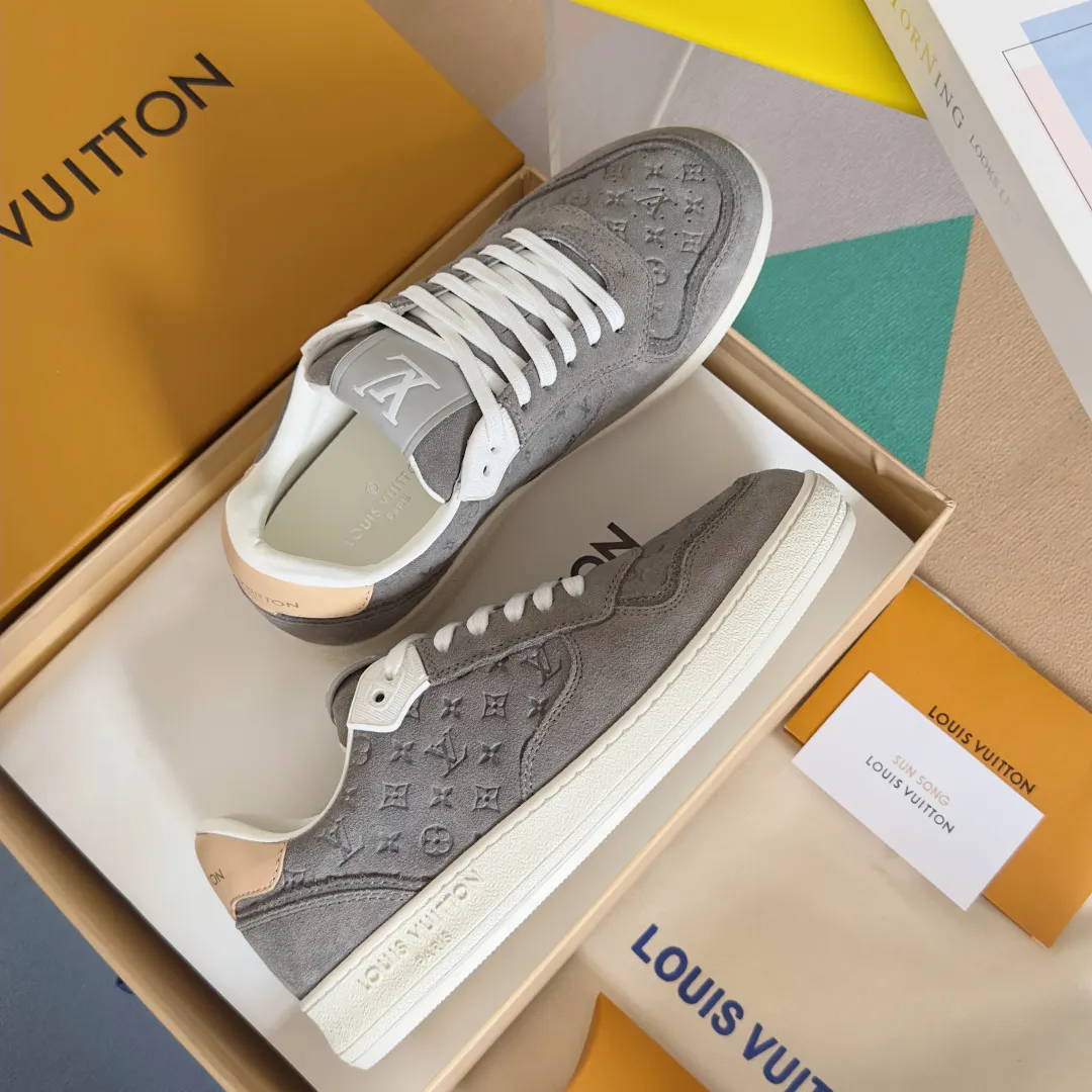 👟👟Ex-factory price 740👟👟 Top version LV Louis Vuitton L House Donkey Brand Stadium Series Casual Sports Shoes White Shoes Dexun Shoes Original purchase, development and production LV Stadium sports shoes are soft cow leather partially embossed with Monogram patterns, reproducing the retro design trend. Monogram canvas trim and toe perforations bring together exquisite details, the tongue is decorated with LV letter label, and the outsole depicts the Louis Vuitton logo. Exquisitely packaged at the delivery counter🛍📦 ▪️ Fabric: Original imported first-layer cowhide ▪️ Lining: Original imported soft sheepskin lining ▪️ Sole: Original open-molded non-slip rubber outsole ▪️ Bottom thickness: 3CM ▪️ Size: Women's 35-41
